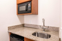  Vacation Hub International | Rodeway Inn & Suites Airport/Cruise Port Facilities