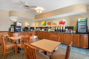  Vacation Hub International | Quality Inn & Suites Oakville Facilities