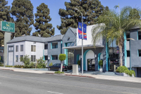  Vacation Hub International | Quality Inn Near Hollywood Walk of Fame Food