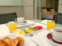  Vacation Hub International | Suites Viena Plaza de España Food