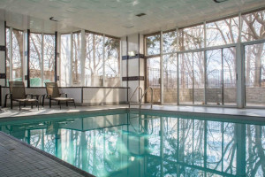  Vacation Hub International | Quality Suites Oakville Food