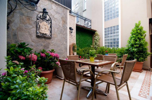  Vacation Hub International | Best Point Suites Old City Food