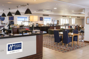  Vacation Hub International | Holiday Inn Express Birmingham Star City, an IHG Hotel Food