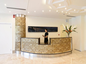  Vacation Hub International | Athens Avenue Hotel Food