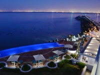  Vacation Hub International | Radisson Blu Hotel Waterfront Lobby