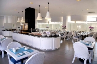  Vacation Hub International | Palm Beach Hotel & Bungalows Lobby
