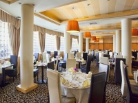 Vacation Hub International | The Royal Hotel and Merrill Leisure Club Lobby