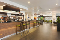  Vacation Hub International | Holiday Inn Express, London Heathrow - T5 Lobby