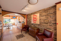  Vacation Hub International | Red Roof Inn Ft Myers Lobby