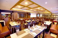  Vacation Hub International | Clarks Inn Suites Lobby