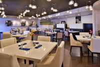  Vacation Hub International | Clarion Inn & Suites Across From Universal Orlando Resort Lobby