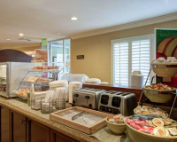  Vacation Hub International | Quality Inn Placentia Lobby