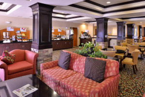  Vacation Hub International | Holiday Inn Express and Suites Lincoln Roseville Lobby