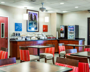  Vacation Hub International | Comfort Suites Lombard Lobby