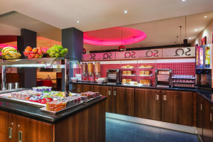  Vacation Hub International | Ramada by Wyndham Belfast Lobby