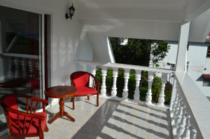  Vacation Hub International | Touchdown Villa Lobby