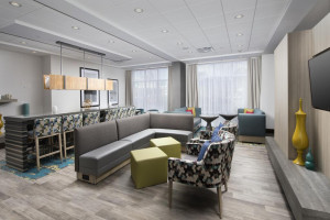  Vacation Hub International | Hampton Inn Miami Airport East Lobby