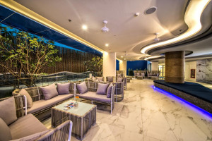 Vacation Hub International | Hotel Clover Patong Lobby
