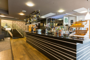  Vacation Hub International | Holiday Inn Manchester - MediaCityUK Lobby