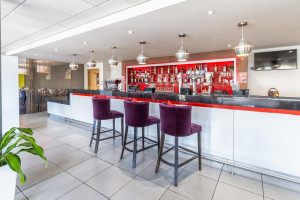  Vacation Hub International | Park Inn by Radisson Peterborough Hotel Lobby