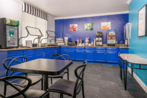  Vacation Hub International | Quality Inn & Suites Near the Theme Parks Lobby