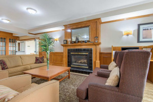  Vacation Hub International | Quality Inn & Suites Oakville Lobby