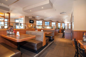  Vacation Hub International | Sandman Hotel Oakville Lobby