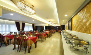  Vacation Hub International | Queen Palace Hotel Lobby