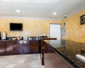  Vacation Hub International | Rodeway Inn & Suites Pacific Coast Highway Lobby