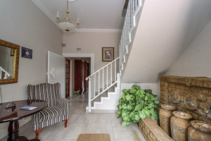  Vacation Hub International | The Lakehouse Guest House Lobby