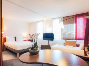  Vacation Hub International | Novotel Suites Reims Centre Hotel Lobby