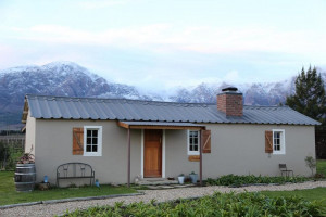  Vacation Hub International | Seven Oaks Vineyard Cottages Lobby