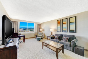  Vacation Hub International | DoubleTree by Hilton Anaheim/Orange County Lobby