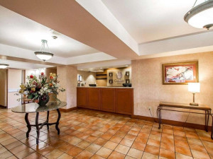  Vacation Hub International | Comfort Inn I-10 West at 51st Ave Lobby