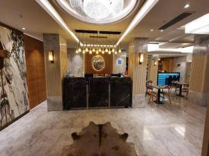  Vacation Hub International | Golden Royal Hotel Lobby