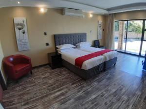  Vacation Hub International | Citystay Ladybrand Lobby
