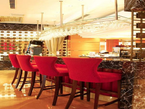  Vacation Hub International | Grand Forward Hotel Lobby