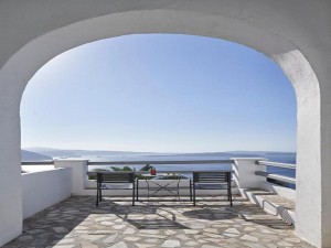  Vacation Hub International | Mr and Mrs White Santorini Lobby