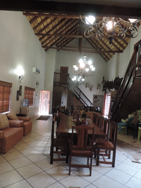 Vacation Hub International - VHI - Travel Club - Giraffe Crossing