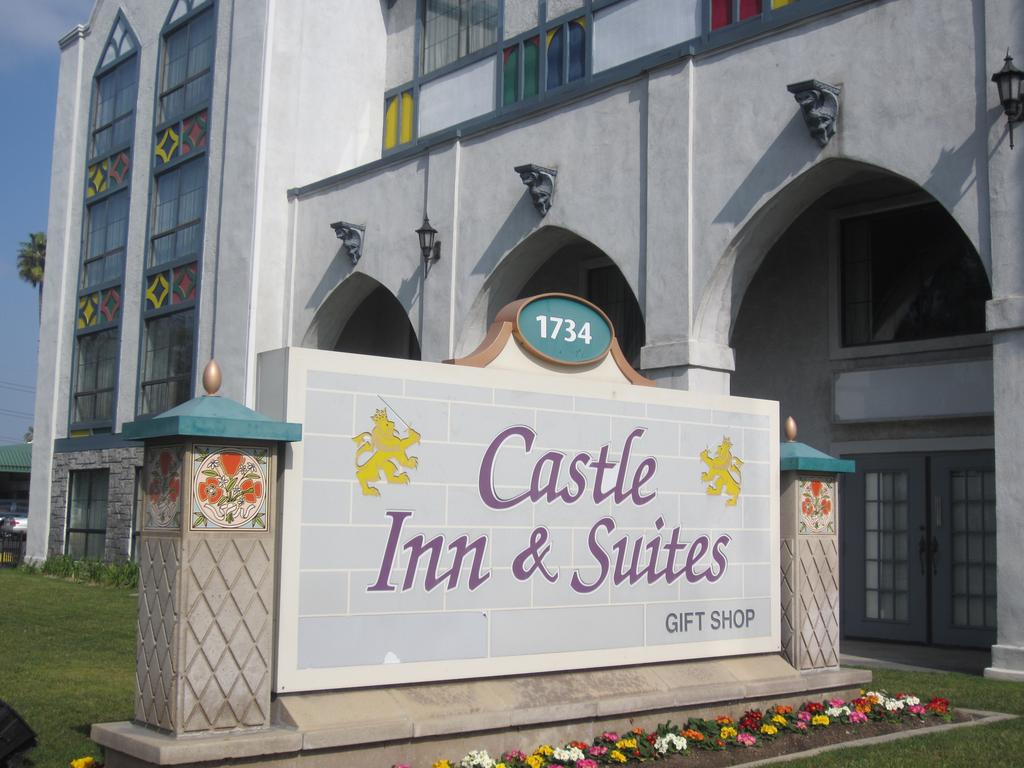Vacation Hub International - VHI - Castle Inn and Suites