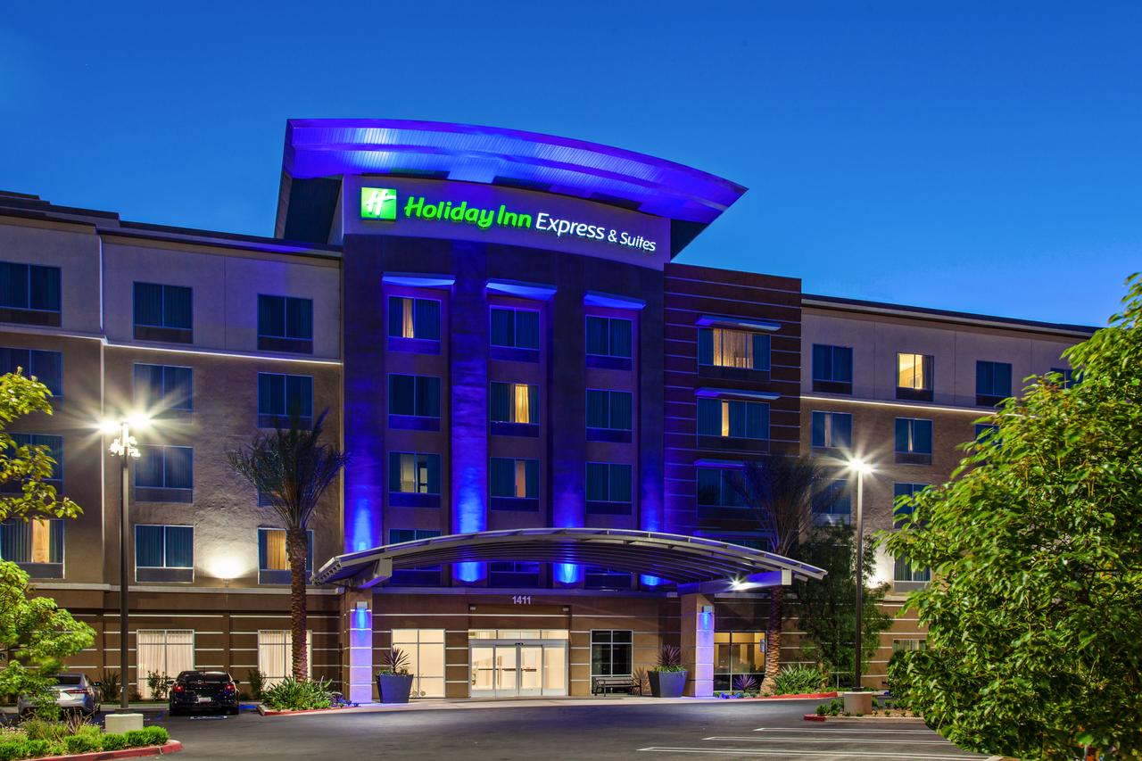 Vacation Hub International - VHI - Travel Club - Holiday Inn Express & Suites Anaheim Resort Area