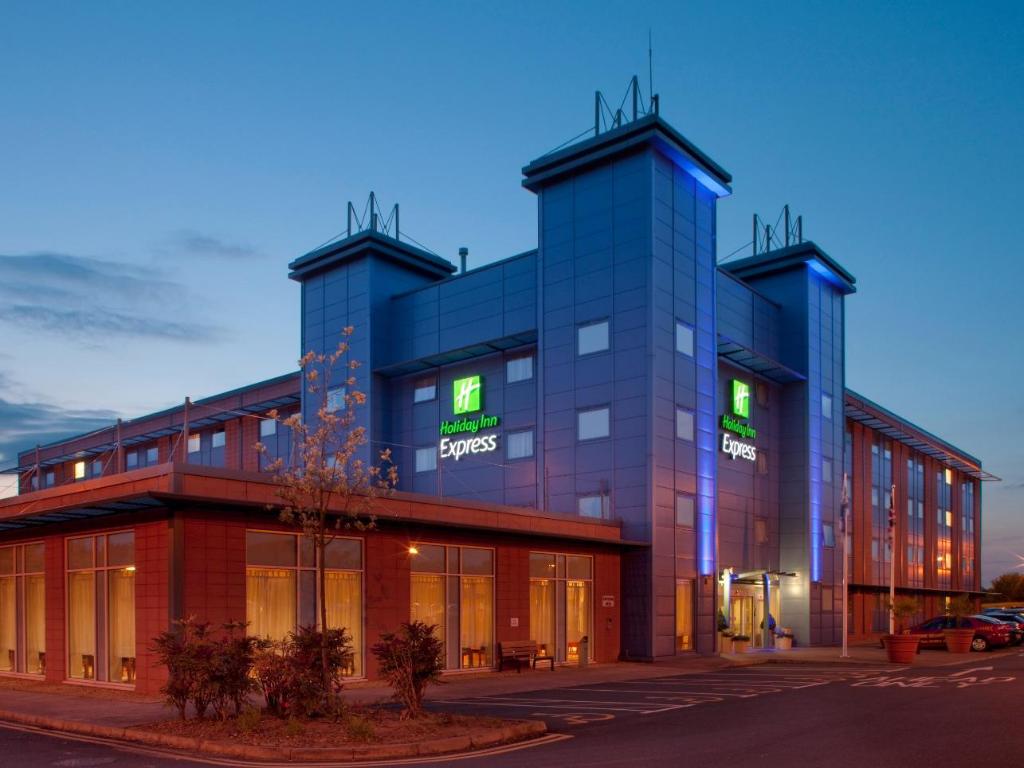 Vacation Hub International - VHI - Travel Club - Holiday Inn Express Oxford - Kassam Stadium