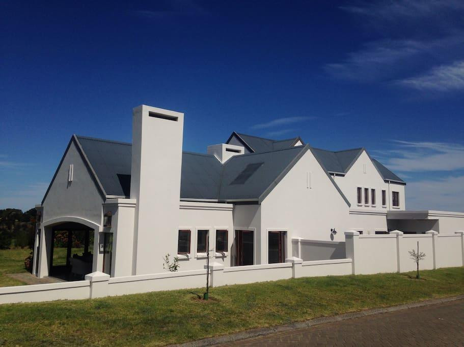 Vacation Hub International - VHI - Travel Club - Luxurious Cape Dutch home in Kingswood