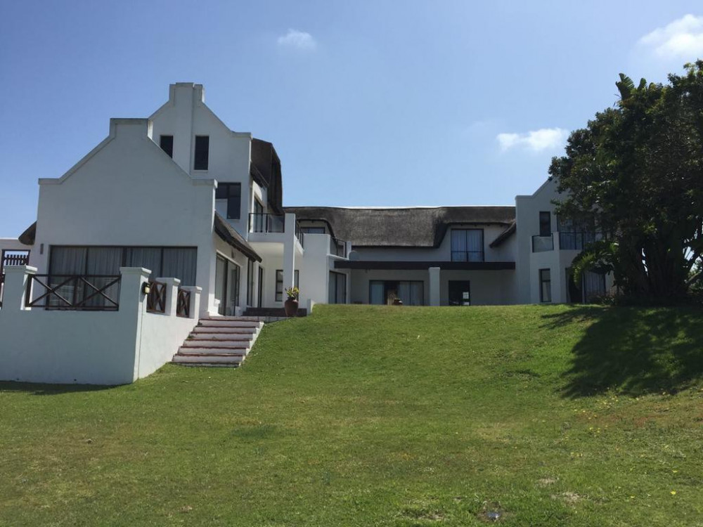 Vacation Hub International - VHI - Travel Club - Thatch House on the Canals
