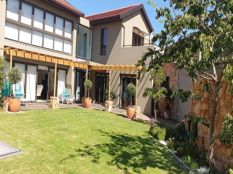 Vacation Hub International - VHI - Travel Club - Raithby Heights-Modern spacious home in heart of Cape Winel
