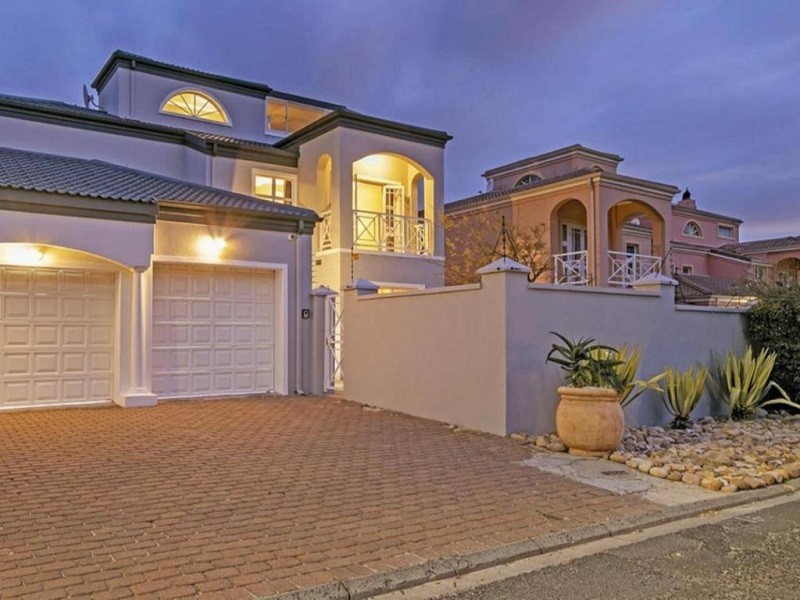Vacation Hub International - VHI - Travel Club - Villa de la Mer Hout Bay Beachfront