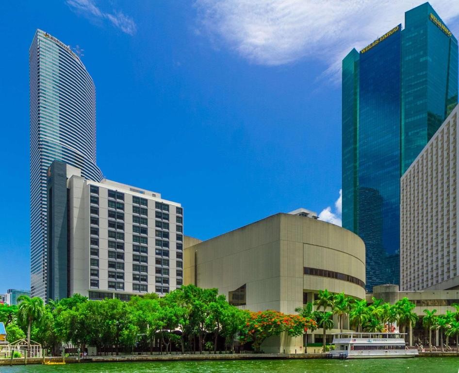 Vacation Hub International - VHI - Travel Club - Comfort Inn & Suites Downtown Brickell-Port of Miami
