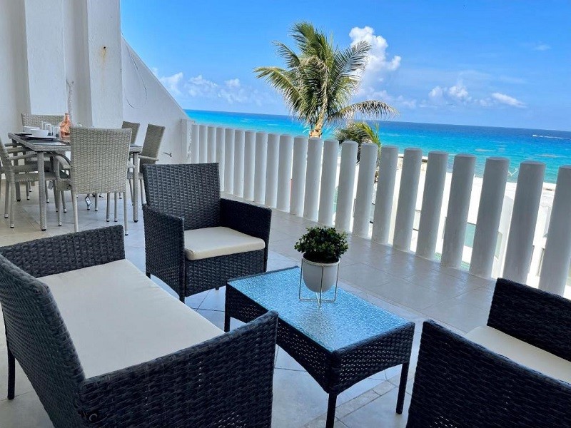 Vacation Hub International - VHI - Travel Club - Beachfront Residence with Pool & Stunning Views