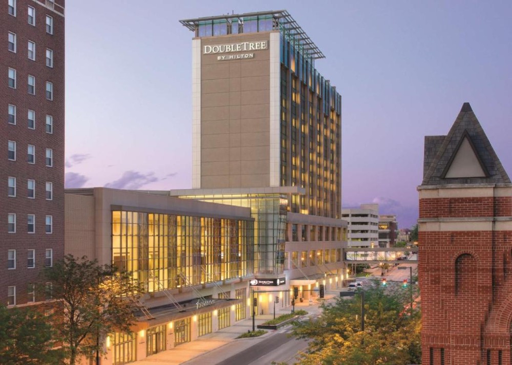 Vacation Hub International - VHI - Travel Club - DoubleTree by Hilton Hotel Cedar Rapids Convention Complex