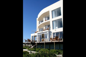  Vacation Hub International | West Coast Life Lodges - Calypso Art House Main